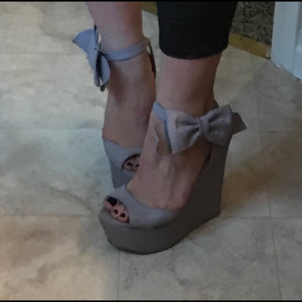 Lavender wedges with bow detail